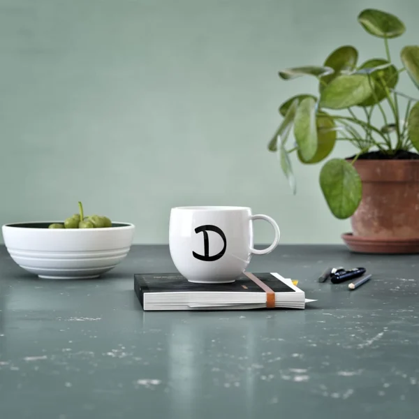 Becher D Letters In Weiß 3