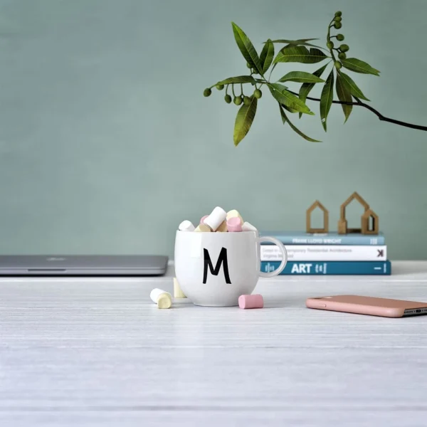 Becher M Letters In Weiß 5