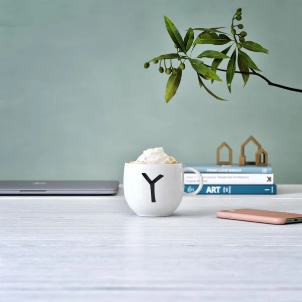 Becher Y Letters In Weiß 5